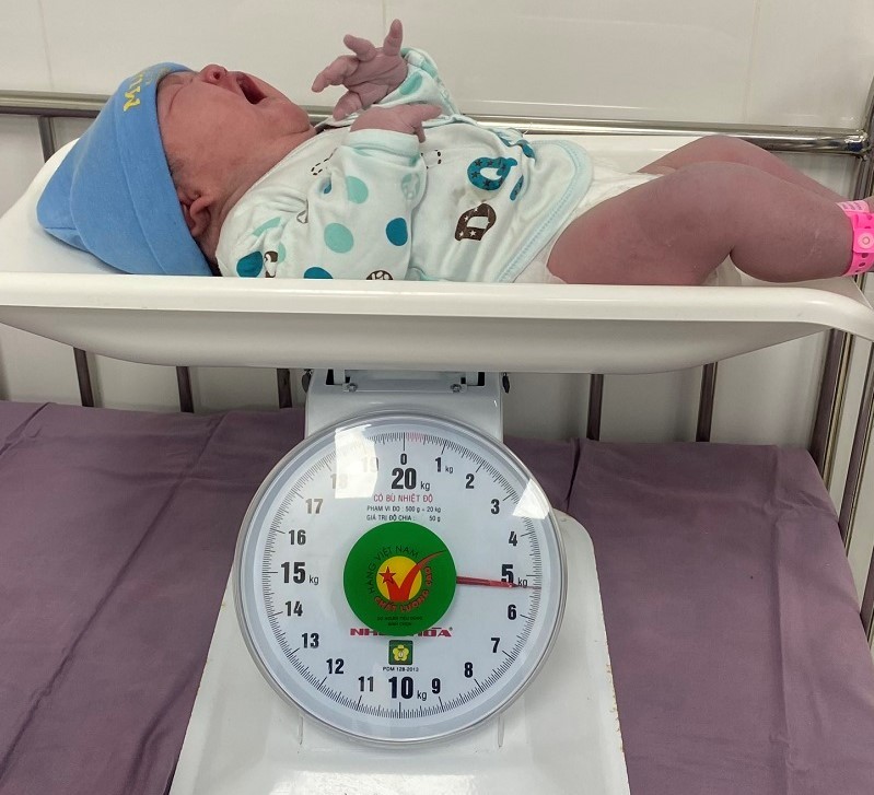 Em bé 'siêu to' chào đời tại Quảng Ninh