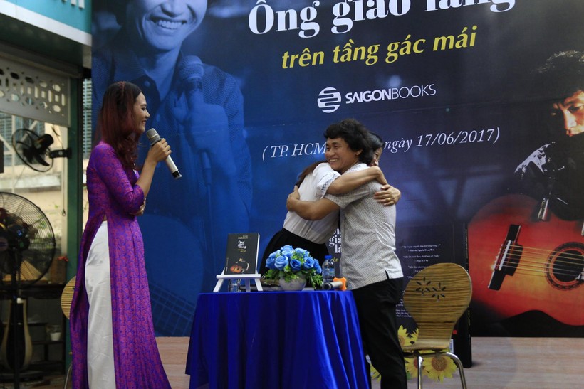 Nhà văn Việt Hà và nghệ sĩ Nguyễn Thế Vinh tại buổi ra mắt Tự truyện Ông giáo làng trên tầng gác mái