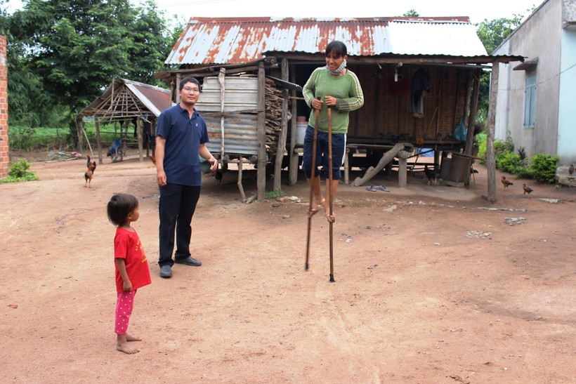 Đinh Thị Lên (bên phải) biểu diễn cho khách xem và hướng dẫn cho con đi cà kheo
