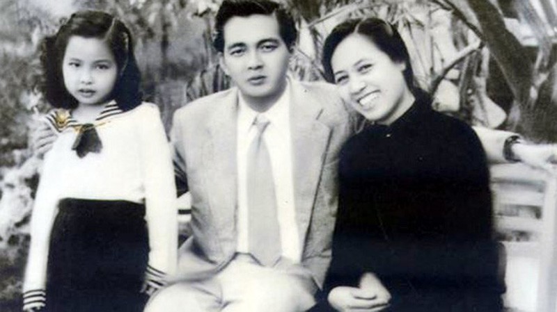 Nhạc sĩ Đoàn Chuẩn cùng vợ con, năm 1952