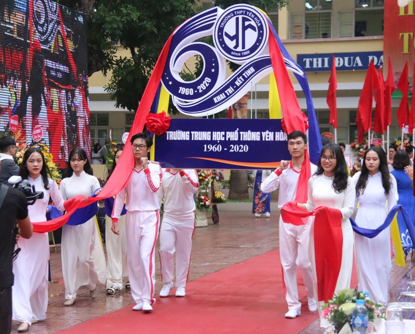 Học sinh THPT Yên Hòa tự hào truyền thống 60 năm xây dựng và phát triển của nhà trường.