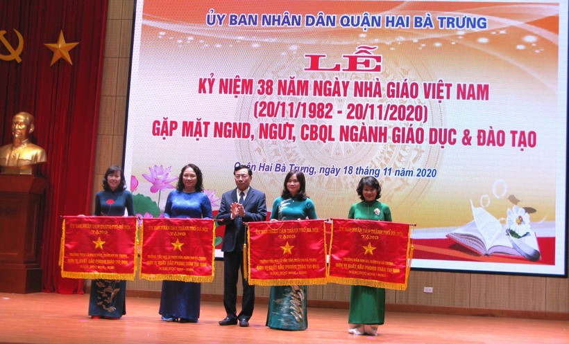 Ông Nguyễn Văn Nam- Bí thư Quận ủy Hai Bà Trưng trao Cờ đơn vị thi đua xuất sắc của TP cho 4 tập thể.
