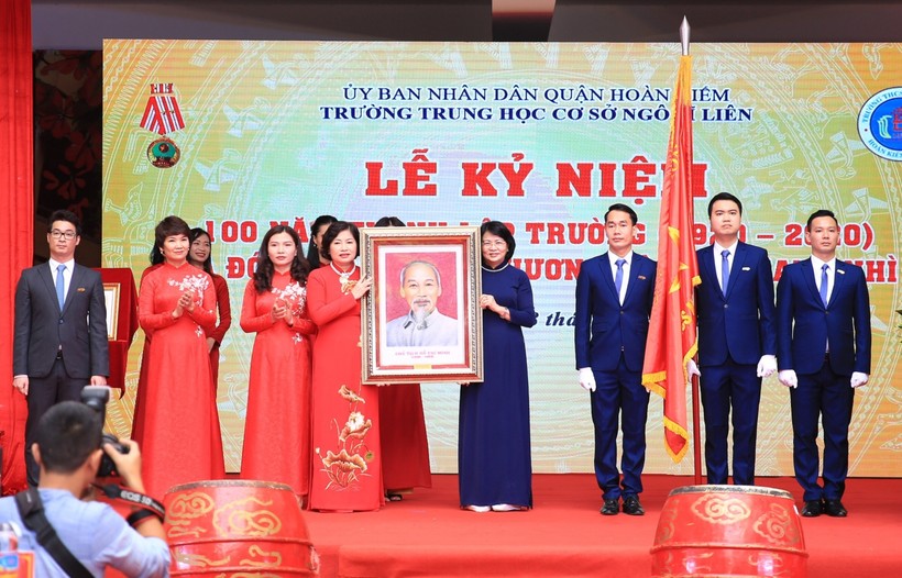 Phó Chủ tịch nước Đặng Thị Ngọc Thịnh trao Huân chương Độc lập hạng Nhì cho nhà trường.