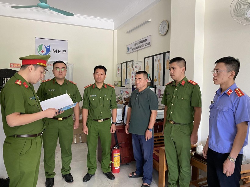 Cảnh sát điều tra Công an tỉnh Sơn La đọc quyết định khởi tố đối tượng Đỗ Đức Trọng.