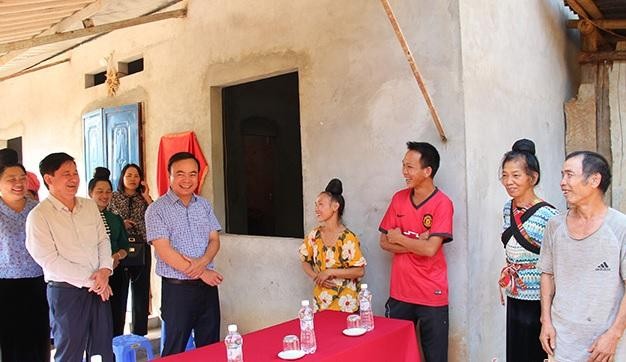 Lãnh đạo thành phố và các nhà tài trợ, nhà hảo tâm trao nhà "đại đoàn kết" cho gia đình anh Quàng Văn Định.