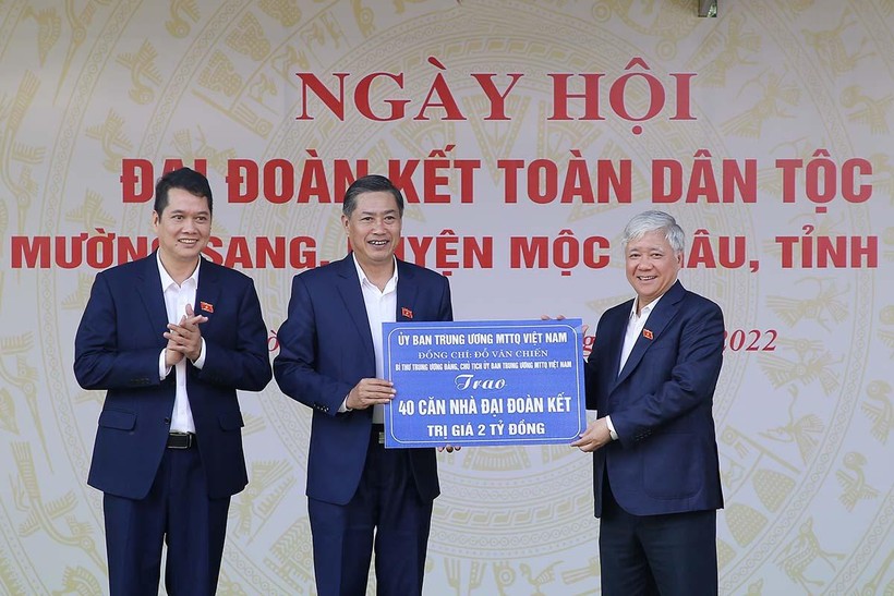 Ông Đỗ Văn Chiến (bên phải) trao hỗ trợ kinh phí xây dựng 40 nhà Đại đoàn kết cho tỉnh Sơn La.