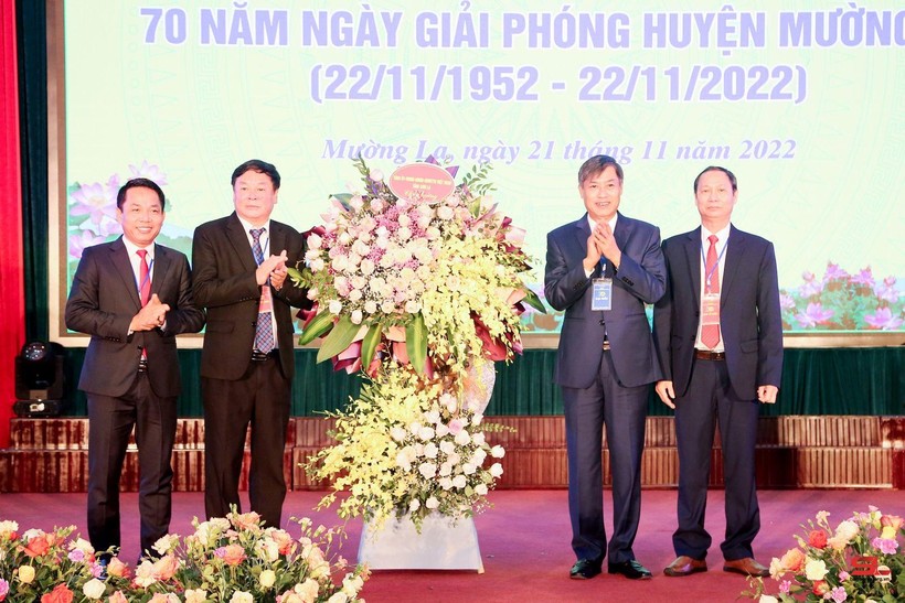 Ông Nguyễn Hữu Đông, Bí thư Tỉnh ủy Sơn La tặng lẵng hoa chúc mừng Thường trực Huyện uỷ Mường La.