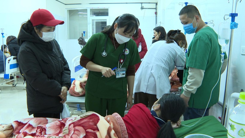 Các bác sỹ Bệnh viện Đa khoa huyện Mộc Châu đang kiểm tra và theo dõi sức khoẻ cho bệnh nhân.