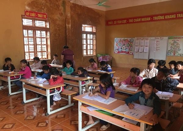 Các em học sinh điểm trường Nông - Tin đang học tập tại phòng học kiên cố và khang trang.