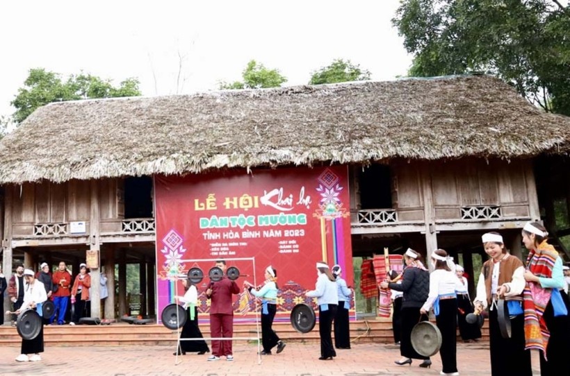 Phần thi séc bùa tại Nhà văn hoá Luỹ Ải, xã Phong Phú. 