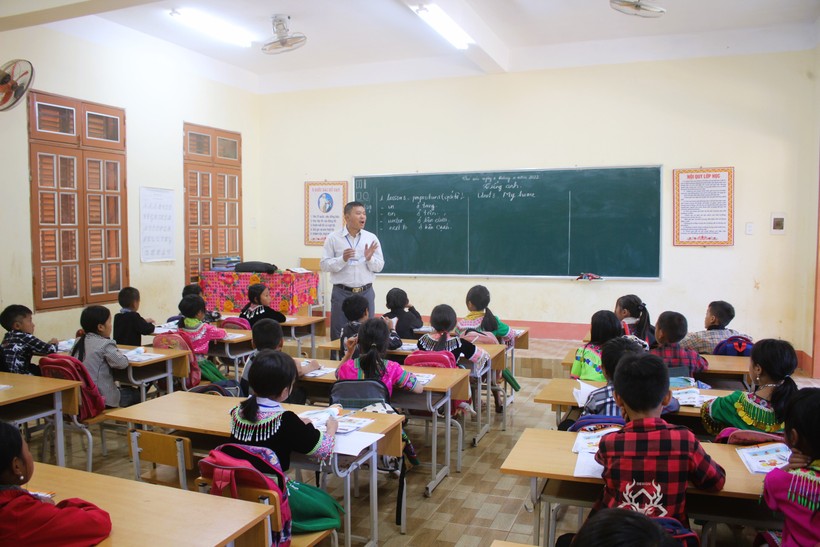 Thầy Hoá đang dạy Tiếng Anh cho học sinh.