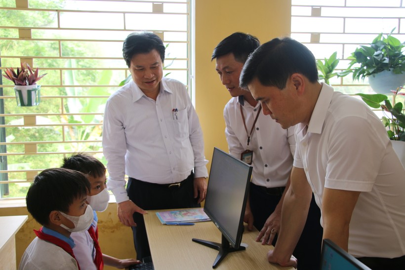  Thứ trưởng Nguyễn Hữu Độ trao tặng phòng máy tính tại Yên Bái ảnh 2