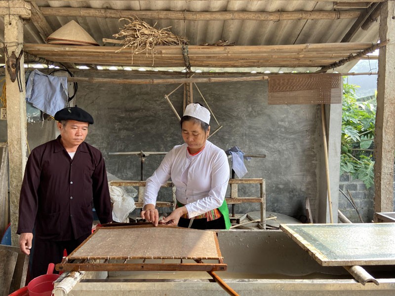 Gia đình ông Nguyễn Văn Chúc, xã Cao Sơn đang thực hiện công đoạn seo giấy trên khuôn.