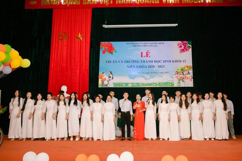 Thầy trò trường THPT Tân Lạc trong lễ tri ân mới được tổ chức.