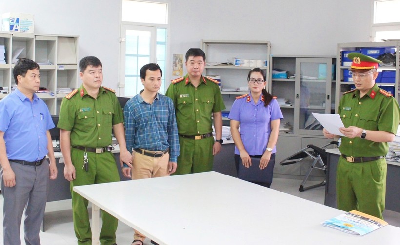 Công an đọc lệnh bắt tạm giam Đào Hữu Bính (thứ 3 từ bên trái).