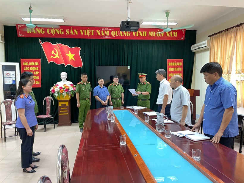 Cơ quan CSĐT Công an tỉnh Sơn La đọc lệnh bắt tạm giam Cao Đình Sơn.