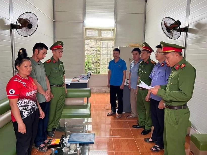 Lực lượng chức năng đọc lệnh bắt tạm giam đối với Lò Văn Tiết.