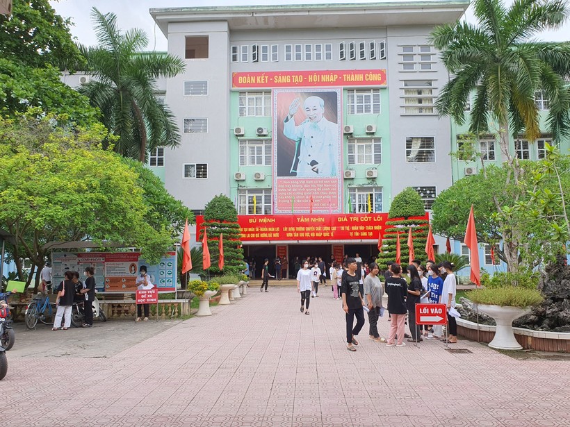 Thứ trưởng Ngô Thị Minh kiểm tra thi tốt nghiệp THPT tại Hòa Bình ảnh 2