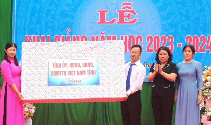 Chủ tịch tỉnh Sơn La: Duy trì giữ vững tiêu chí của trường đạt chuẩn quốc gia ảnh 2