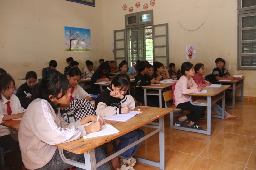 Học sinh Trường Tiểu học - THCS Tà Làng chăm chú học tập. ảnh 2