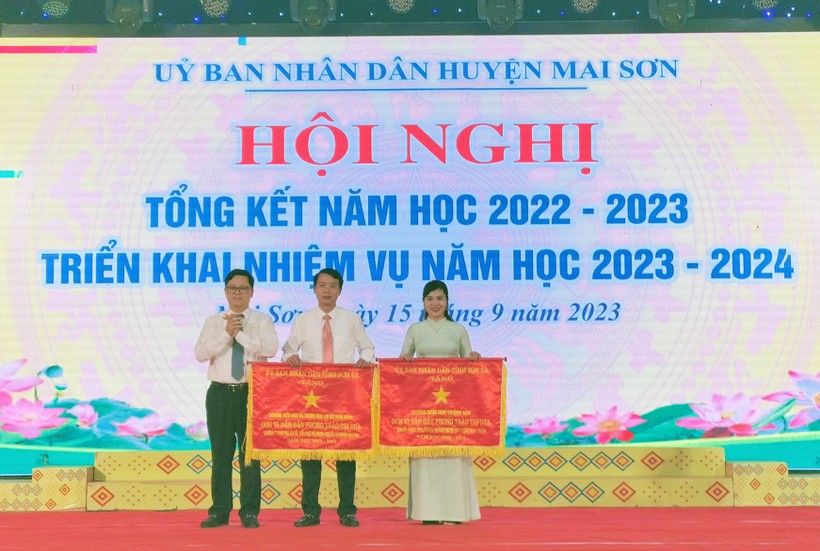Ông Nguyễn Việt Cường (ngoài cùng bên trái) chuyển trao Cờ thi đua của Chủ tịch UBND tỉnh cho 2 tập thể có thành tích xuất sắc. ảnh 3