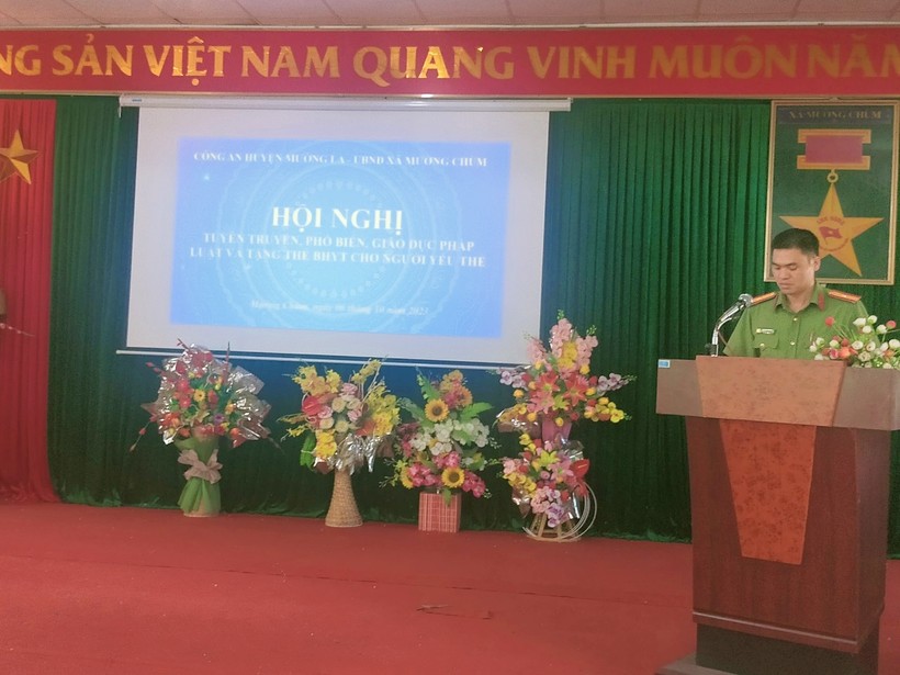 Thiếu tá Đinh Văn Ngoan, Phó trưởng Công an huyện Mường La phát biểu. ảnh 1