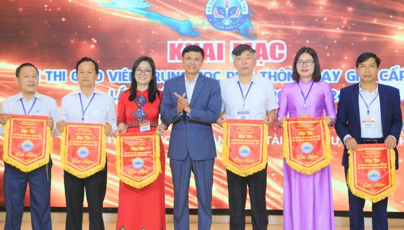 Nguyễn Tiến Việt, Phó Trưởng Ban Tuyên giáo tỉnh ủy Sơn La trao cờ Lưu niệm cho các Đoàn dự Thi. ảnh 3
