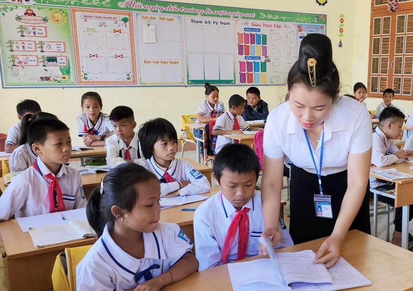 Cô giáo Đèo Thị Thủy đang hướng dẫn bài tập cho học sinh.