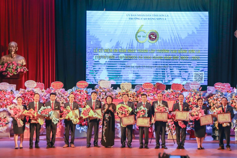 Cán bộ, giảng viên nhà trường có thành tích xuất sắc nhận Giấy khen của Chủ tịch UBND tỉnh Sơn La.