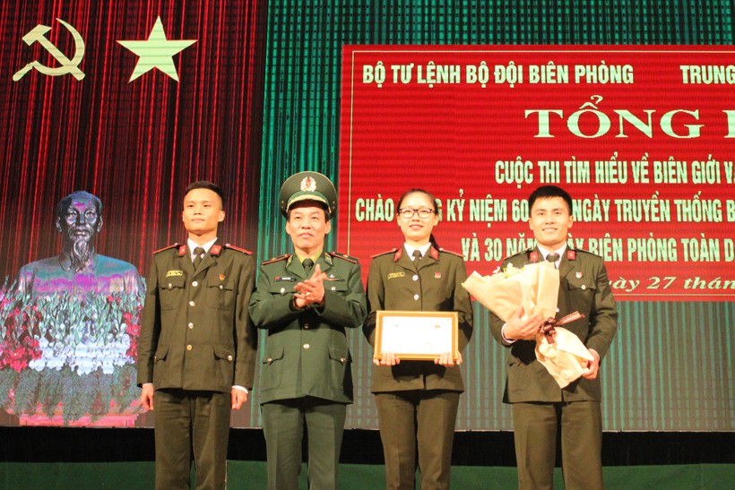Thiếu tường Đỗ Danh Vượng - Chính Ủy BĐBP trao giải cho các cá nhân đoạt giải nhất tại cuộc thi. 