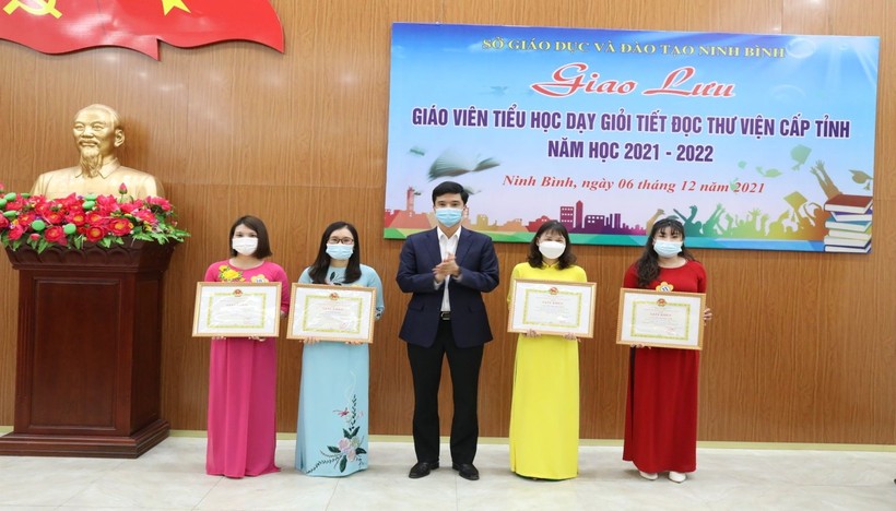 Ông Phan Thành Công, Giám đốc Sở GD&ĐT Ninh Bình trao giải cho các giáo viên đạt giải Nhất.
