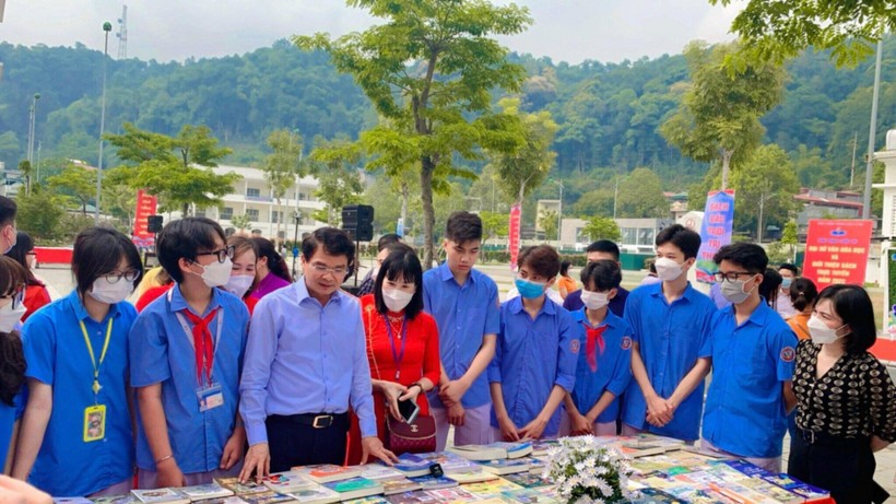 Ông Đặng Xuân Phong, Bí thư tỉnh ủy Lào Cai (thứ ba từ trái sang) tham dự Lễ phát động Ngày Sách và Văn hóa đọc Việt Nam lần thứ I năm 2022. 