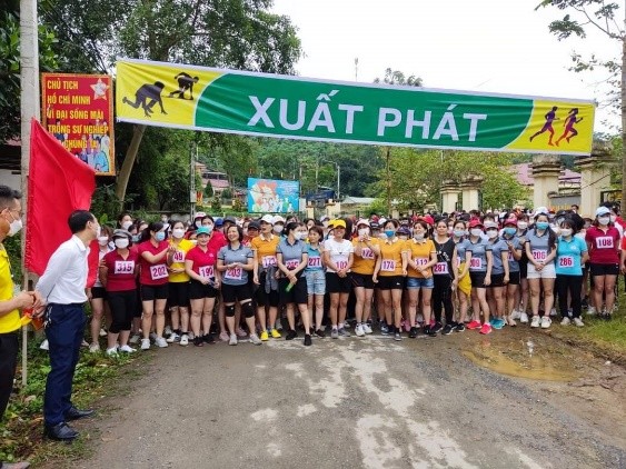 Hàng trăm cán bộ, giáo viên, nhân viên thành phố Lào Cai dự giải Chạy bộ leo núi Nhạc Sơn
