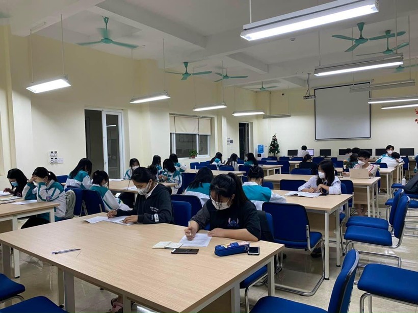 Học sinh Trường THPT Lương Văn Tụy tích cực ôn tập trên lớp và trong thư viện. 