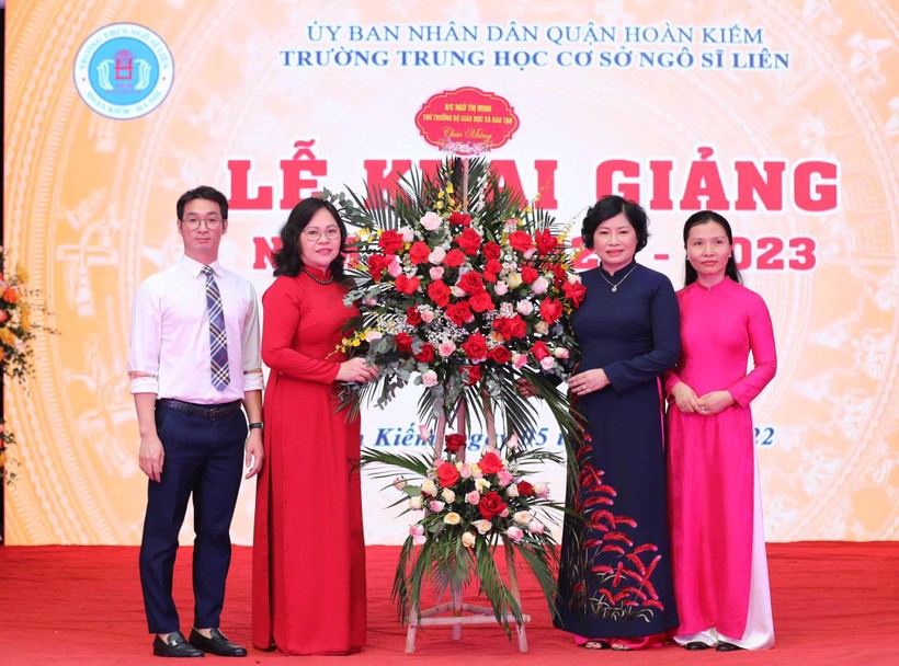 Thứ trưởng Ngô Thị Minh (Thứ hai từ trái qua) chúc mừng năm học mới thầy trò Trường THCS Ngô Sỹ Liên (Hà Nội).