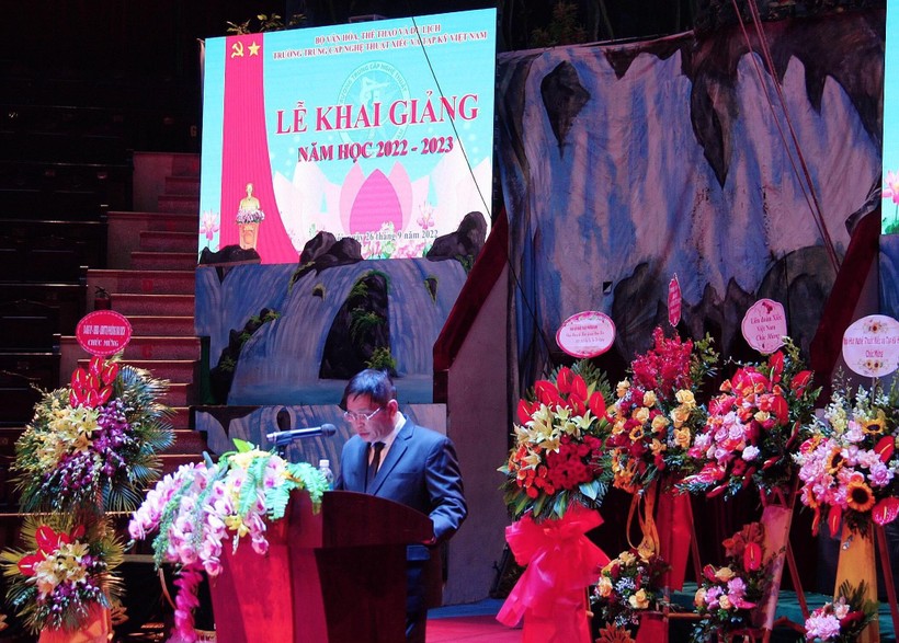 Ông Ngô Lê Thắng, Hiệu trưởng phát biểu tại Lễ khai giảng. 