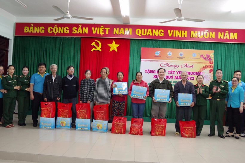 Trao tặng hơn 150 phần quà tới nhân dân khu vực biên giới biển Khánh Hòa ảnh 2