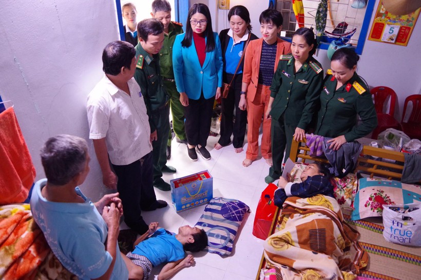 Trao tặng hơn 150 phần quà tới nhân dân khu vực biên giới biển Khánh Hòa ảnh 1