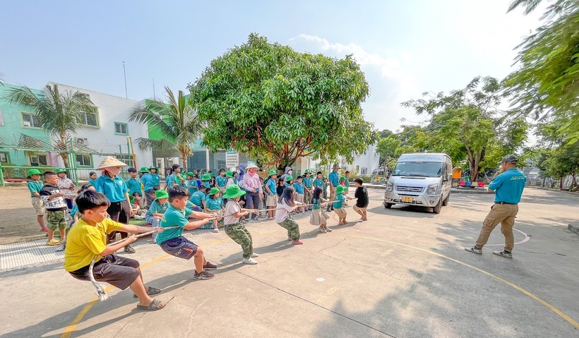 Học sinh Trường mầm non – tiểu học Xanh Tuệ Đức Bình Dương tham gia kéo xe 16 chỗ