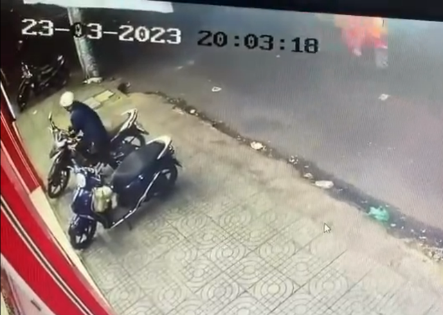 Đối tượng bẻ khóa, trộm xe máy trước cửa siêu thị (Ảnh cắt từ clip)