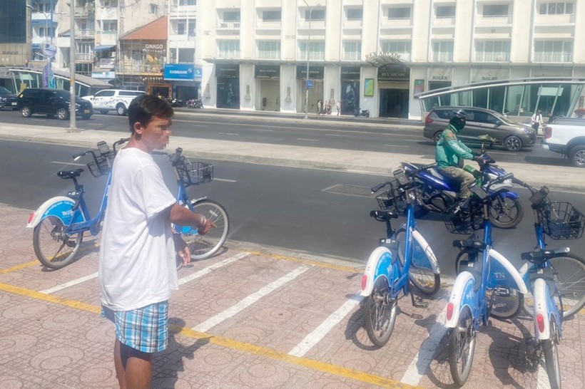 Đối tượng trộm xe đạp công cộng tham gia dựng lại hiện trường (Nguồn: Zingnew)