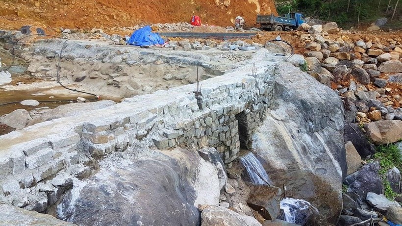 Khe suối bị chặn thành nhiều khu vực tại khu du lịch "chui" ở xã Lộc Hòa, huyện Phú Lộc, tỉnh Thừa Thiên - Huế.