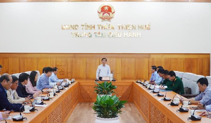 Ông Nguyễn Văn Phương - Chủ tịch UBND tỉnh Thừa Thiên - Huế (đứng) phát biểu tại cuộc họp ứng phó với mưa lũ đã yêu cầu cho học sinh vũng trũng nghỉ học từ chiều 14/10; học sinh toàn tỉnh nghỉ học trong ngày 15/10.