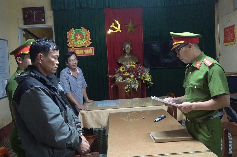 Công an TP Huế đọc lệnh khởi tố vụ án hình sự, bắt tạm giam Nguyễn Hà Tấn Thiện.