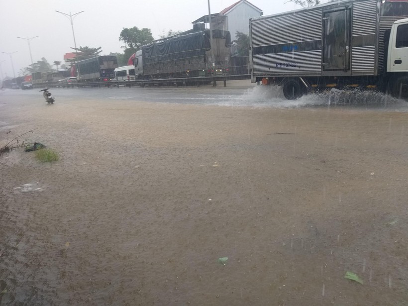 Quốc lộ 1 đoạn qua xã Lộc Trì, huyện Phú Lộc, tỉnh Thừa Thiên - Huế nước ngập sâu nhiều đoạn do lũ lớn.