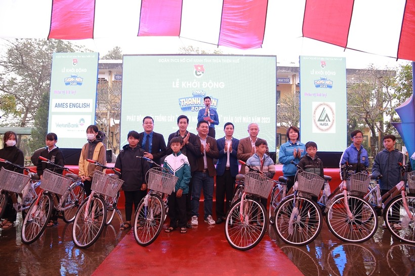 Tỉnh đoàn Thừa Thiên – Huế trao gần 2.000 xe đạp cho học sinh THCS ảnh 4