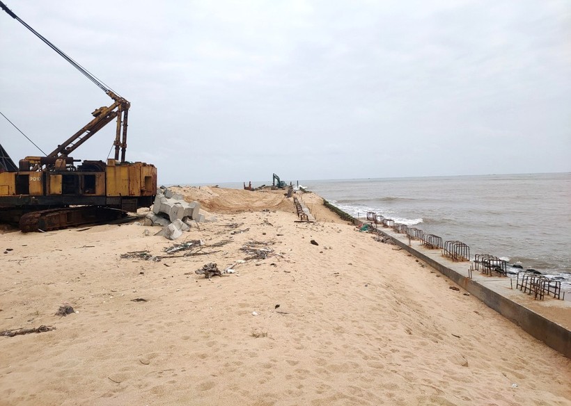 Dự án Cảng cá Tư Hiền kết hợp khu neo đậu tránh trú bão với tổng vốn 148 tỷ đồng thuộc dự án “Xây dựng, nâng cấp cơ sở hạ tầng nghề cá tỉnh Thừa Thiên - Huế" bị chậm tiến độ. (Ảnh: V.T).