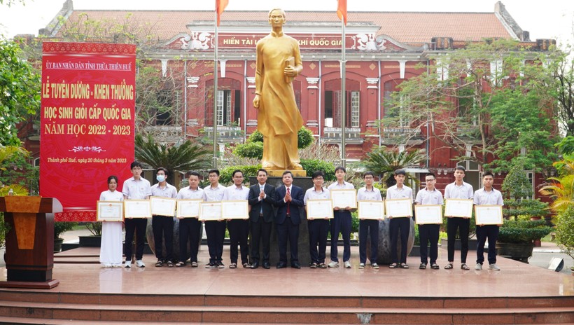 Thừa Thiên - Huế khen thưởng học sinh đoạt giải quốc gia ảnh 4