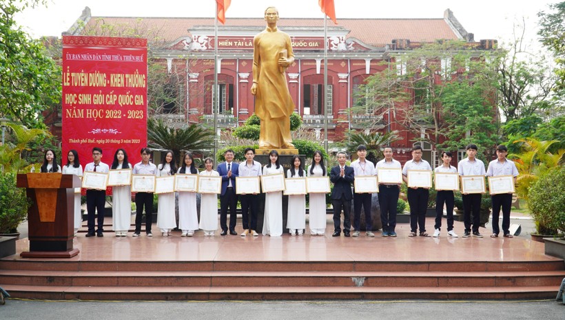 Thừa Thiên - Huế khen thưởng học sinh đoạt giải quốc gia ảnh 5