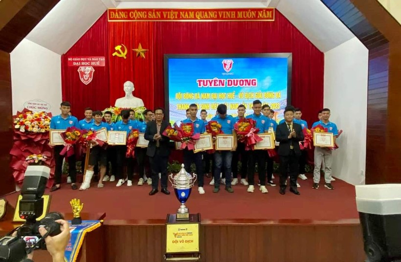 Giám đốc Đại học Huế tặng bằng khen cho đội bóng đá nam giành chức vô địch giải bóng đá Thanh Niên Sinh Viên Việt Nam lần 1 (Ảnh: A.H).